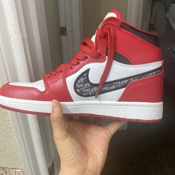 Im selling these Nike x Chicago diors - Picture 2 of 4